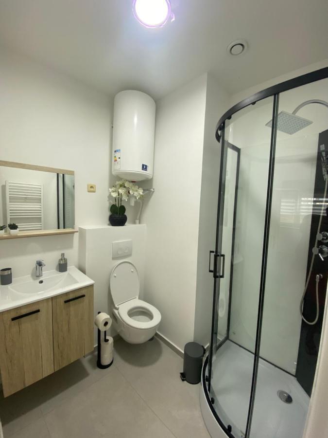 1-C Superbe Appartement Tres Calme Et Bien Decore 沙勒罗瓦 外观 照片